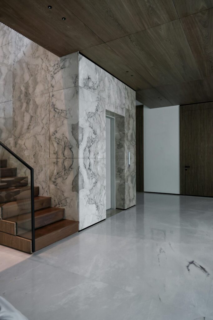 Pose de carrelage XXL, zellige traditionnel et porcelain, ceramic, faience vasques sur mesure par MarbelTile à Casablanca et Marrakech Rabat.